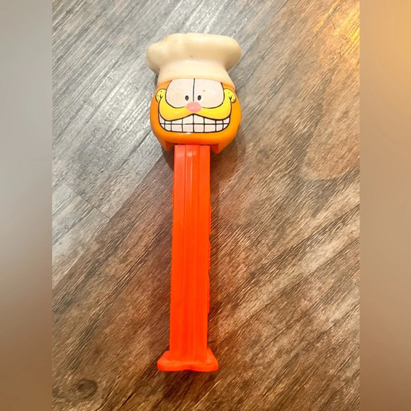 Pez Dispenser - GARFIELD - GARFIELD IN CHEF'S HAT - Picture 1 of 5
